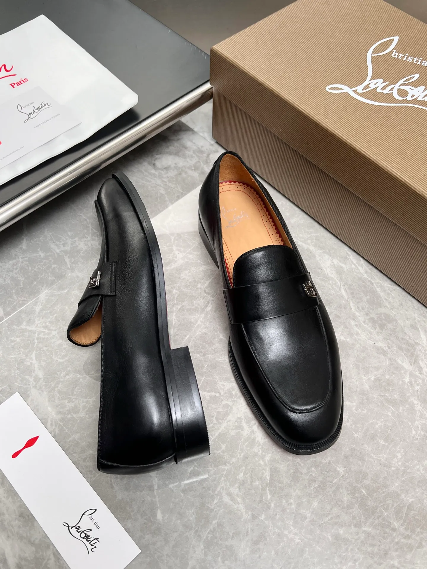 [CL red sole] Top P: 900💰 Number of yards: 39~44 (38.4546. Customized, non-refundable) CL new men's formal shoes Loaf leather shoes Christia* Loubouti* red sole shoes The red sole is luxurious and elegant, reshaping the style boundary of casual formal wear. It is extremely innovative in material selection, and creates a rich visual and tactile experience through the collision of different materials! Made of top-grade calfskin/glossy patent leather/spliced ​​technical fabric in contrasting colors. The upper is stitched by hand with fine and even stitching. It is based on the square-toe loafer shoe shape, with neat and elegant lines, which fits the toughness of men's wear. The upper is embellished with metal rivets, injecting individual details into classic loafers, breaking the mediocrity of casual shoes, and giving a concrete expression of "low-key luxury". From the original color/red cowhide lining inside the shoe to the instantly recognizable red sole, the "red sole" is not only the brand's visual identity, but also a "luxury codeword" when walking. The red sole exposed inadvertently conveys taste and identity instantly. From the innovative splicing of materials, to the personalized fusion of design, to the ingenious inheritance of craftsmanship, the Christian Louboutin men's loafer series is not only a pair of casual shoes, but also a "yuppie style" dressing weapon for men. Whether it is a casual business meeting or a casual look for daily travel, it can help you become a unique and stylish man in every occasion with its "red Loaf" attitude.
